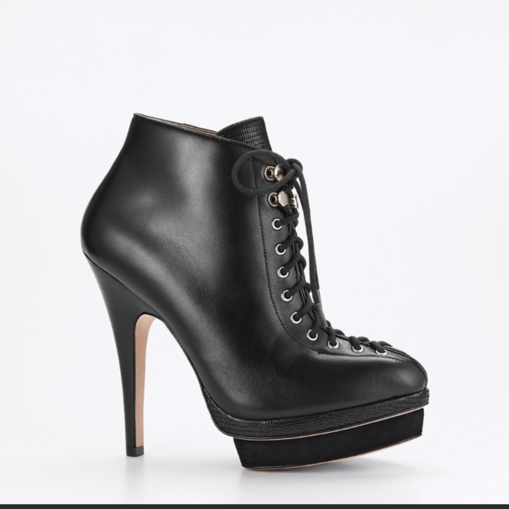 Ann Taylor size 8 Lace up Booties